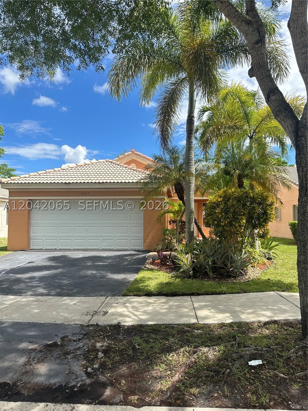 Photo of 4025 Pine Ridge Ln, Weston, FL 33331 (MLS # A12042065)
