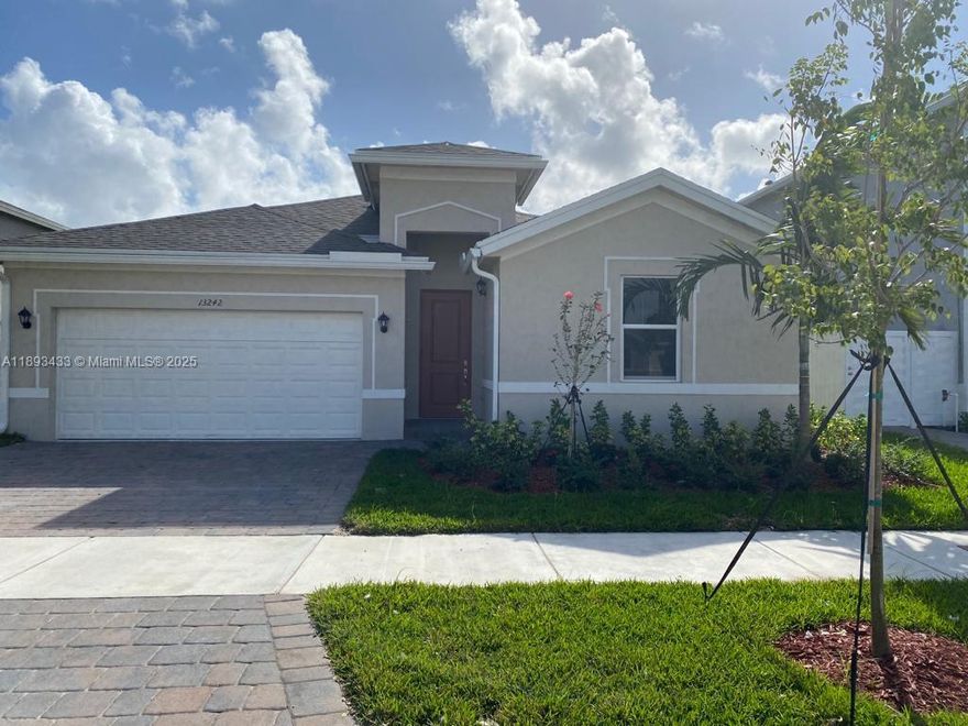 NEW CONSTRUCTION, SINGLE-STOREY HOUSE, SPACIOUS, WITH LOTS OF LIGHT, DOUBLE GARAGE, LARGE PATIO FOR YOUR TRUNK, NO ASSOCIATION, EXCELLENT NEIGHBORHOOD, READY TO MOVE IN, 2 MINUTES FROM THE EASY ACCESS HIGHWAY.