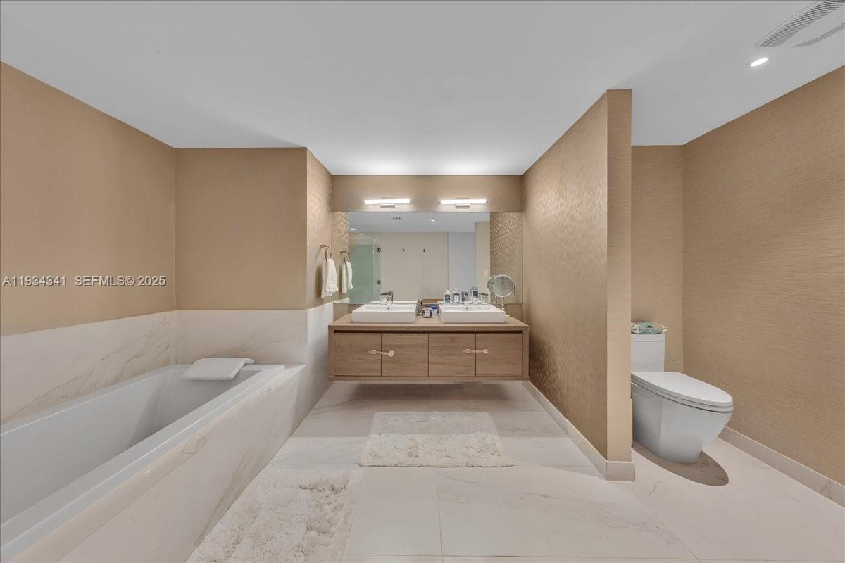 400 SUNNY ISLES CONDO EAS - Residential