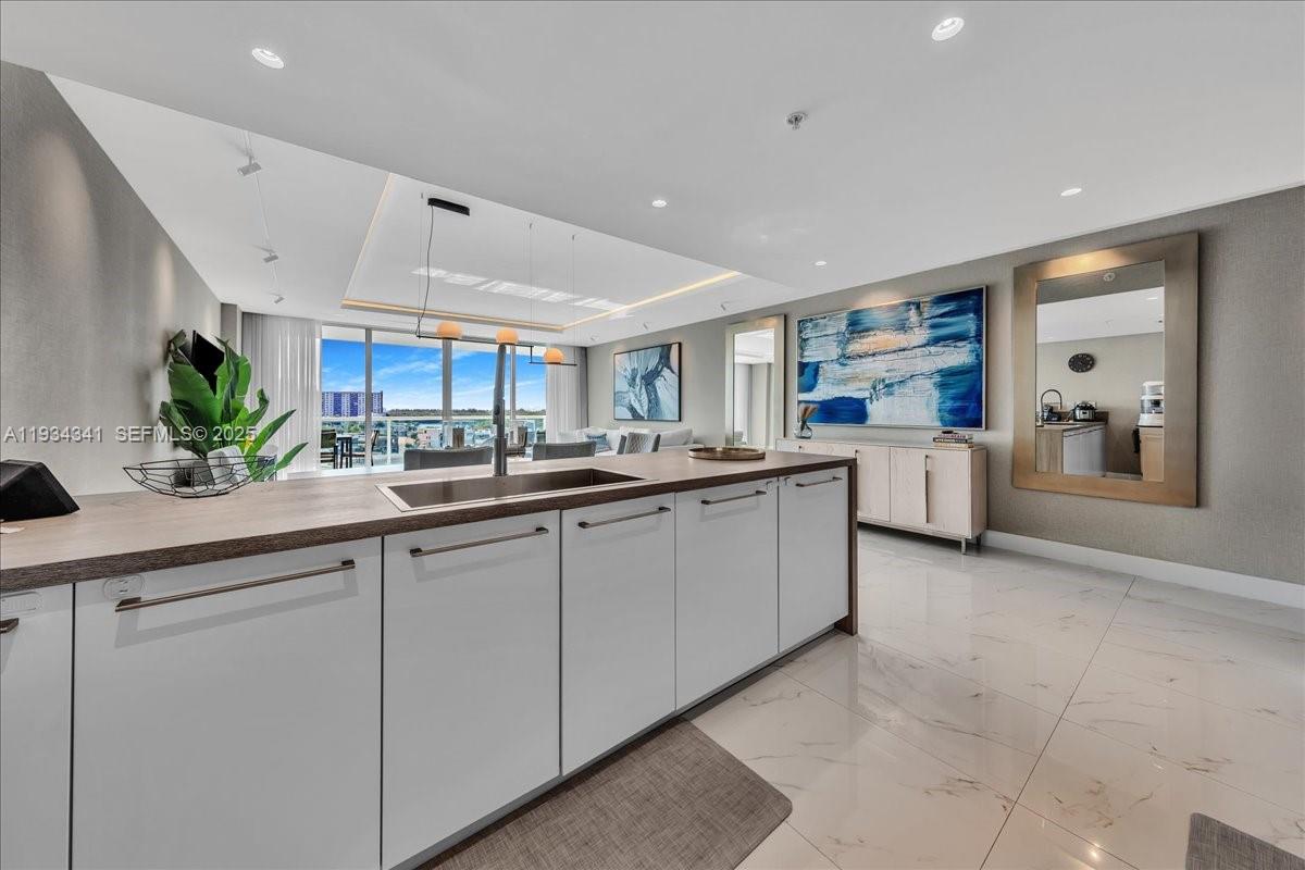 400 Sunny Isles Blvd 718