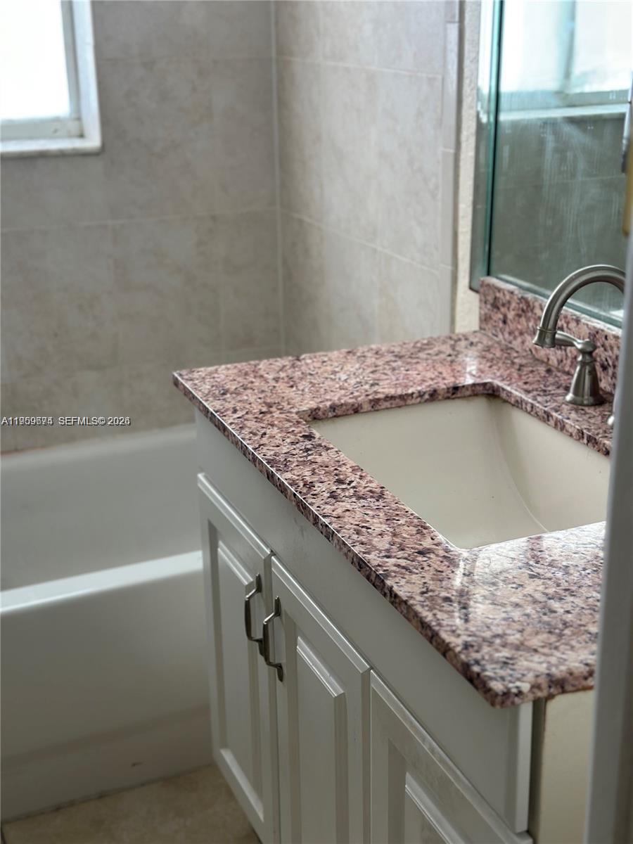 PARADISE AT DADELAND COND - Residential Lease