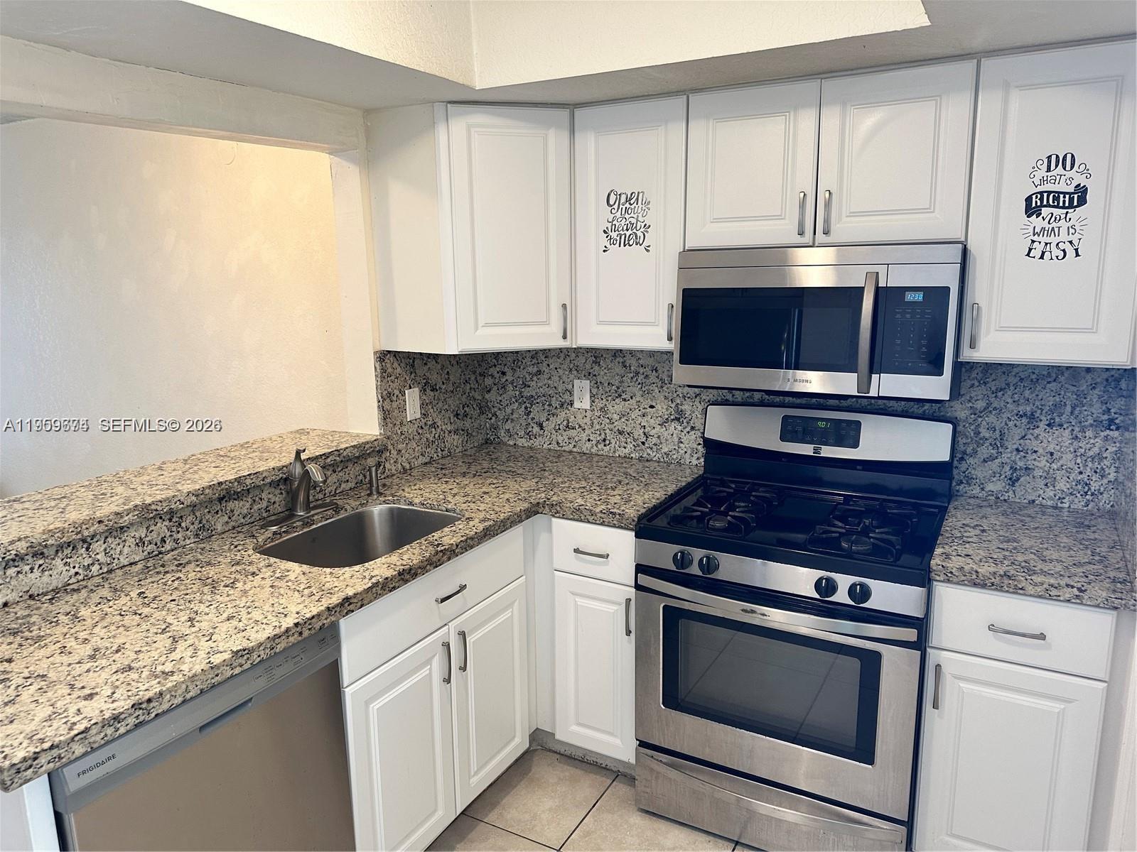 PARADISE AT DADELAND COND - Residential Lease