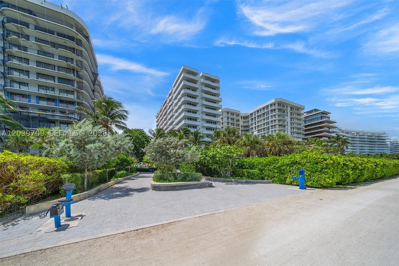 8911 Collins Ave 904