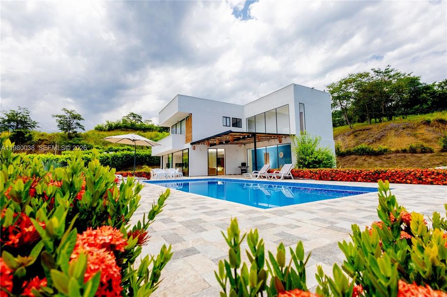 Luxury Country House in Sopretran - 2,800 m² Surrounded by Pool and Native Forest

Experience the tranquility of western Antioquia in this spectacular country house, located in a gated community just one hour from Medellín and 10 minutes from Santa Fe de Antioquia.

 2,800 m² Lot Surrounded by Nature

284 m² Built with Spacious and Airy Rooms

5 Bedrooms with Private Bathrooms, Wooden Closets, and Air Conditioning
 Master Bedroom with Walk-in Closet and Panoramic Balcony

 American-Style Kitchen, Breakfast Nook, and Pantry

 Private Pool, Social Areas, Fruit Trees, and Native Forest

 24/7 Security, Closed-Circuit Camera System, 2 Water Wells, and Irrigation System

 Ideal for a second home, family retreat, or vacation rental investment (Airbnb).

Schedule your visit and discover this country oasis in Sopetrán, Antioquia.