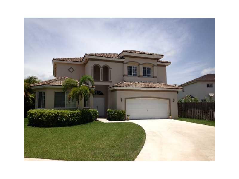 PRICED TO SELL! SPACIOUS 4 BR/3.5 BA HOME w/ LARGE BACKYARD ON GREEN AREA. TILE ON 1ST FLOOR, 42" WOOD CABINETS W/ GRANITE COUNTERS, BREAKFAST NOOK, 1 BED & BATH ON 1ST FLOOR, LARGE MASTER SUITE W/ HIS & HER CLOSETS & ROMAN TUB IN BATH, FRESHLY PAINTED I NTERIOR & EXTERIOR, COVERED TERRACE ON THE BACK OF HOME. PRICE FIRM!