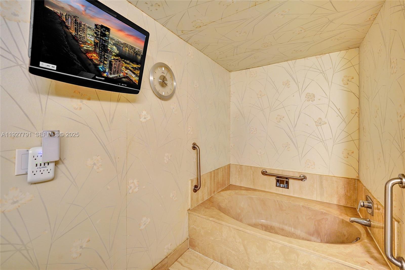 SUMMIT CONDO - Residential