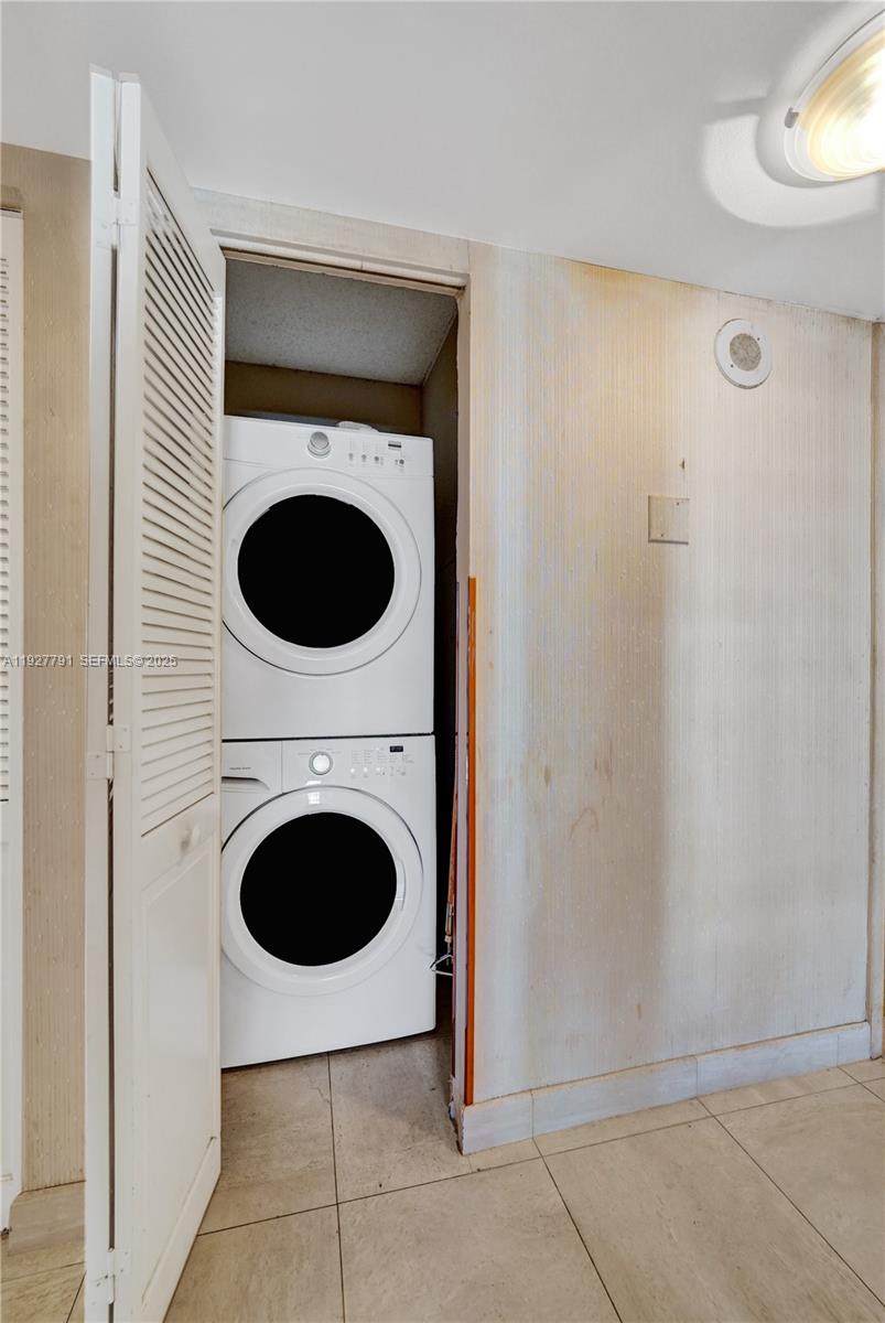 SUMMIT CONDO - Residential