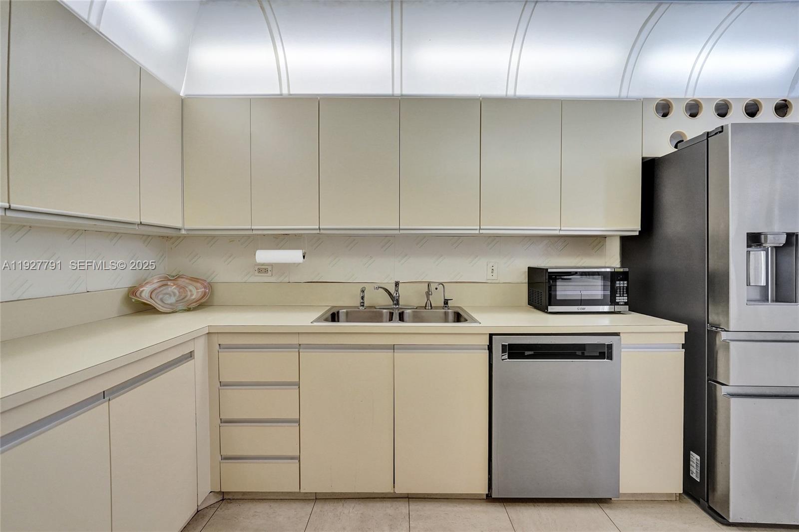 SUMMIT CONDO - Residential