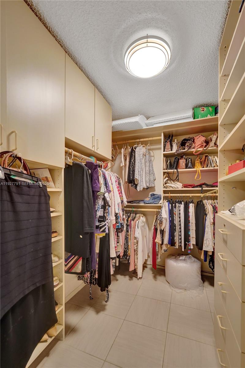 SUMMIT CONDO - Residential