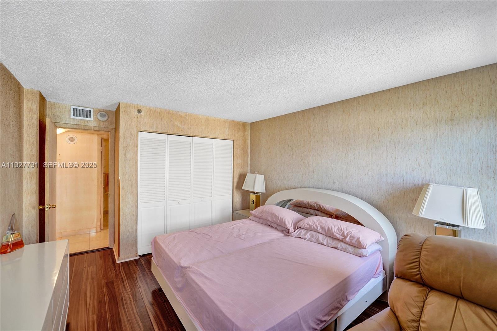 SUMMIT CONDO - Residential