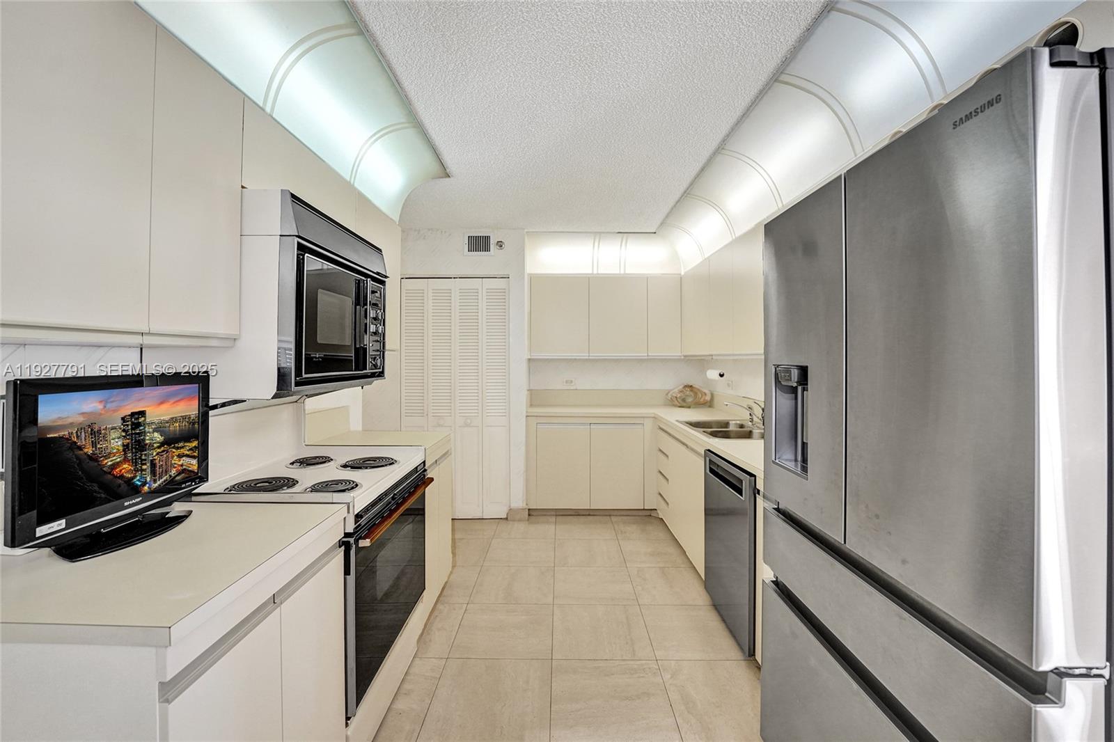 SUMMIT CONDO - Residential