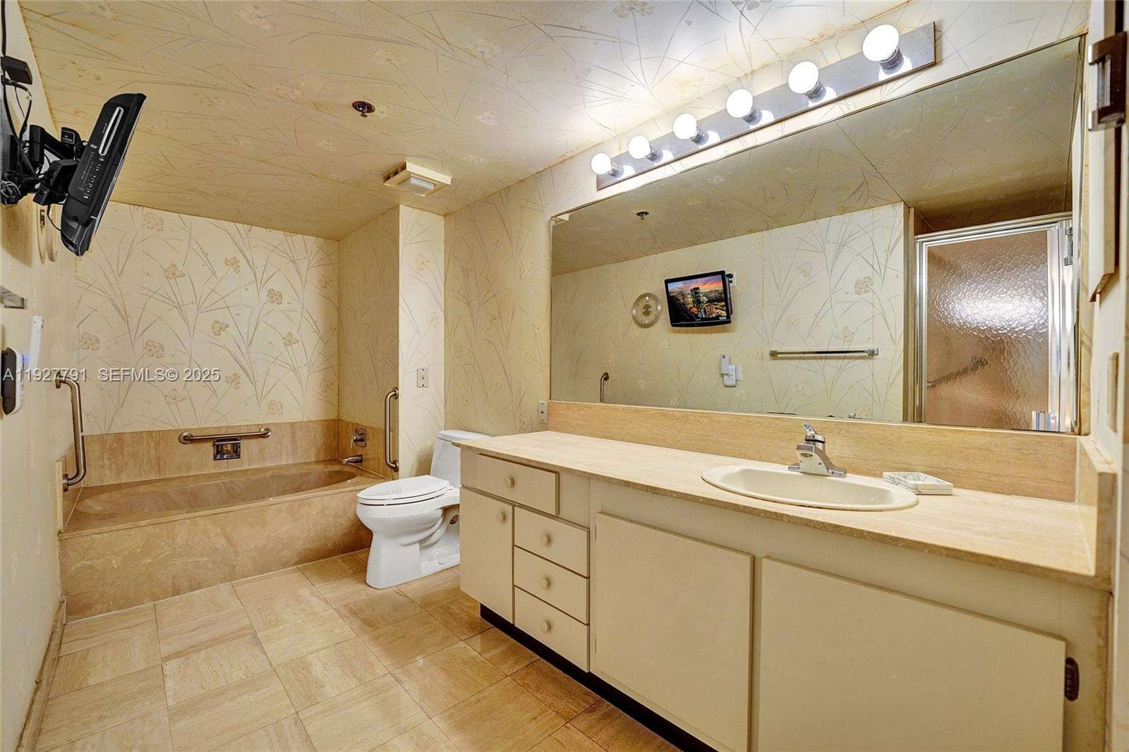 SUMMIT CONDO - Residential