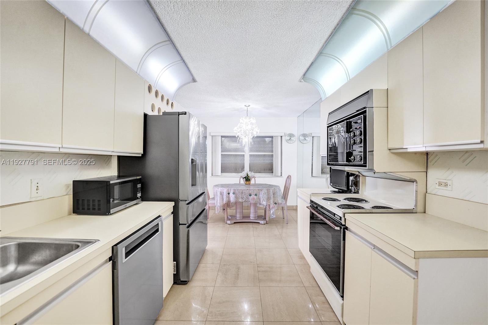 SUMMIT CONDO - Residential