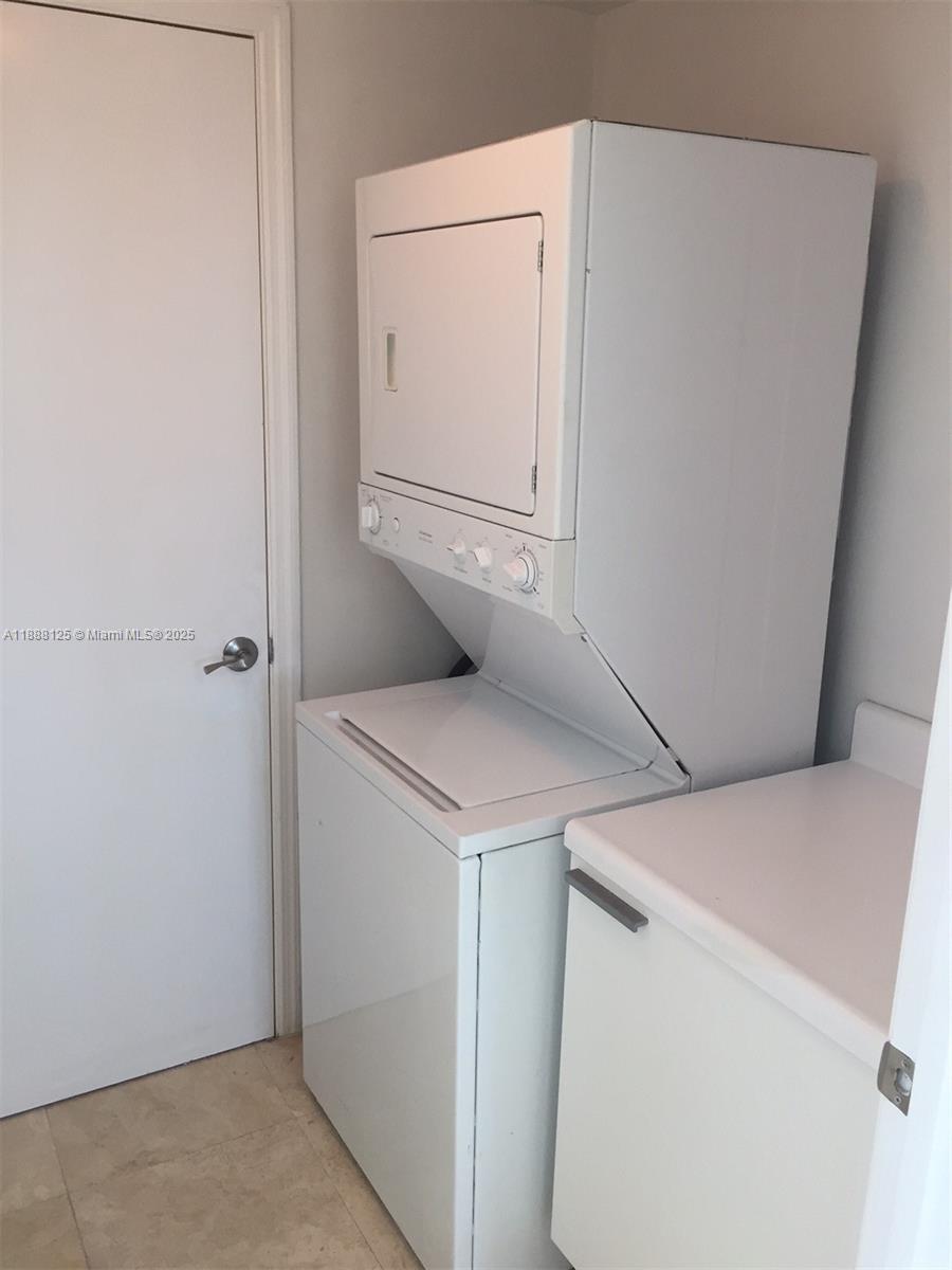 THE OAKS I CONDO - Residential Lease