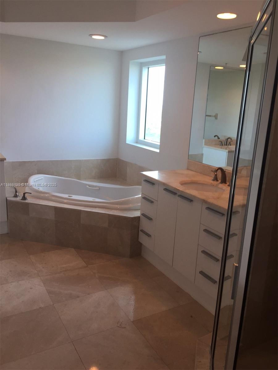 THE OAKS I CONDO - Residential Lease