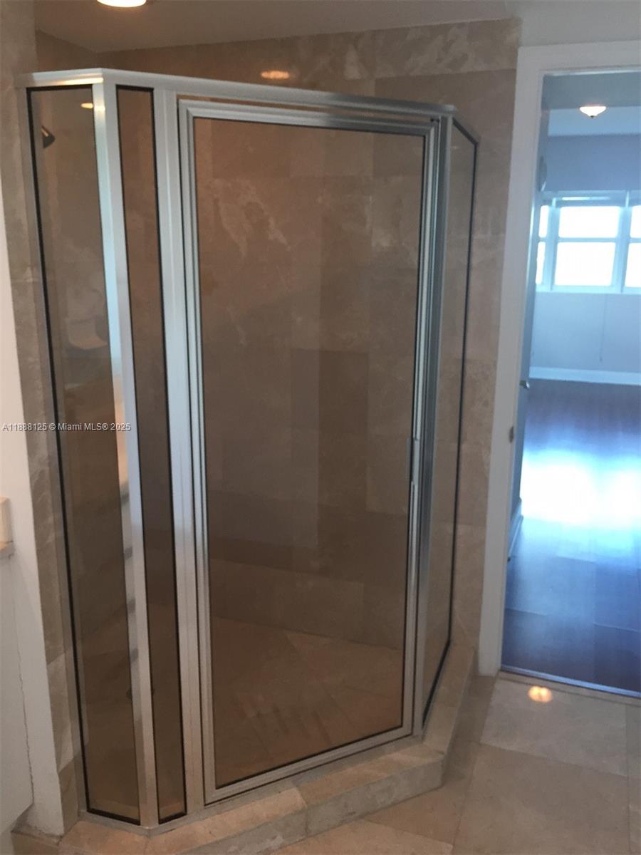 THE OAKS I CONDO - Residential Lease