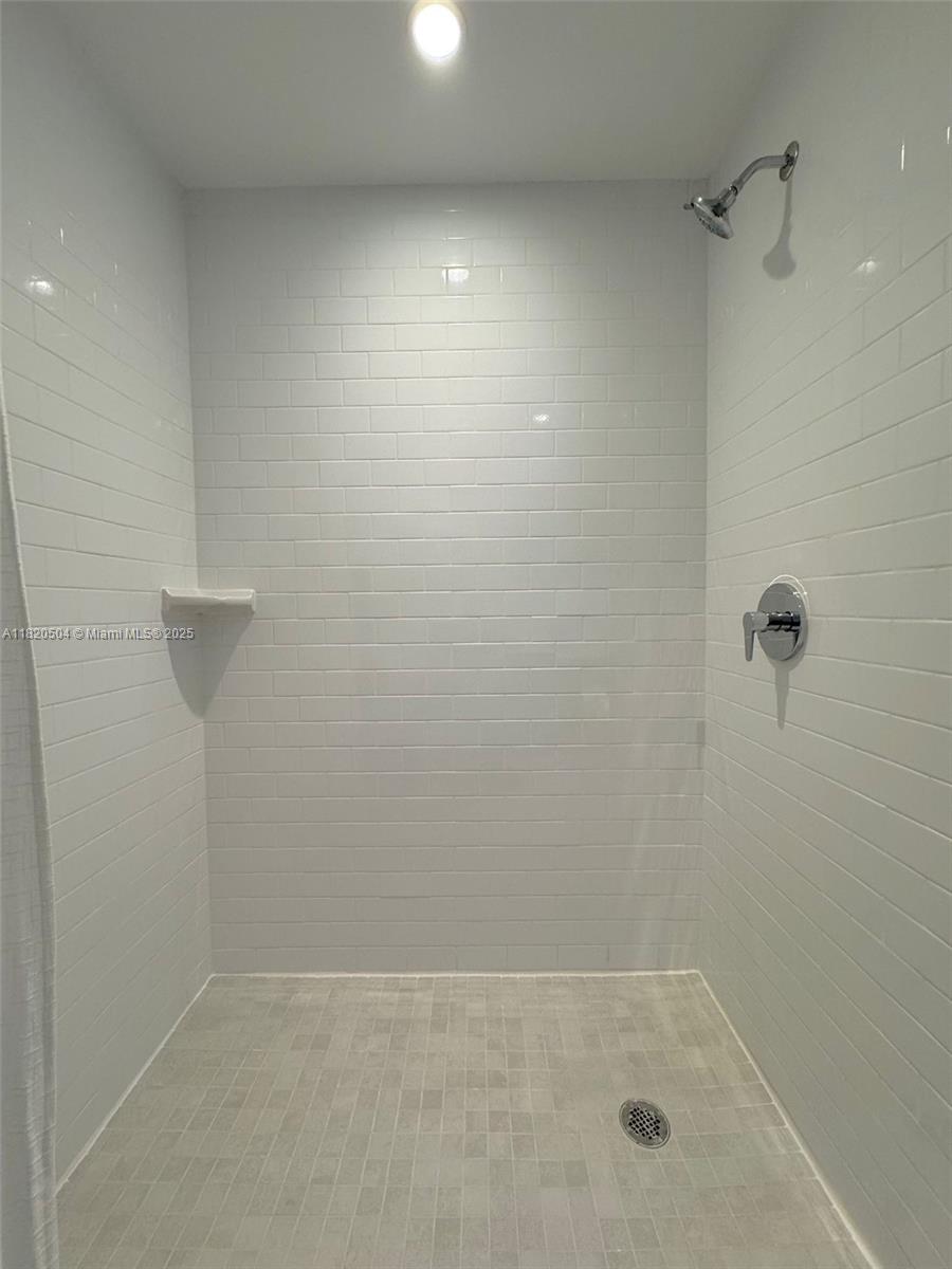 UNI TOWER - Residential Lease