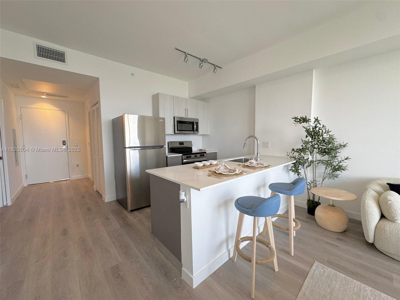 UNI TOWER - Residential Lease