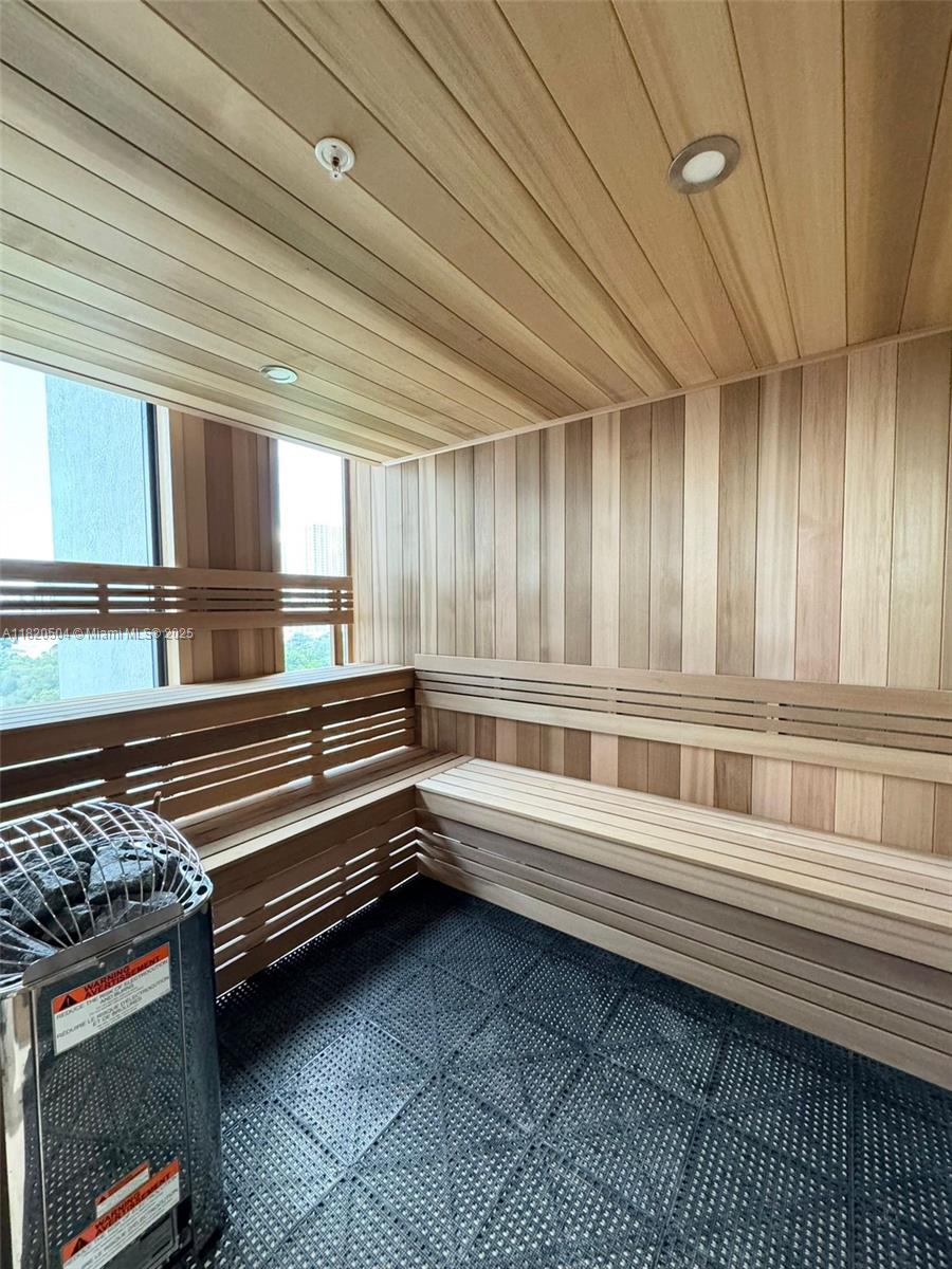 UNI TOWER - Residential Lease