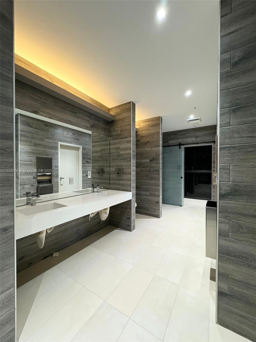 UNI TOWER - Residential Lease