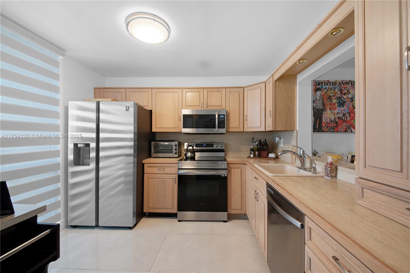 521 N Riverside Dr 808