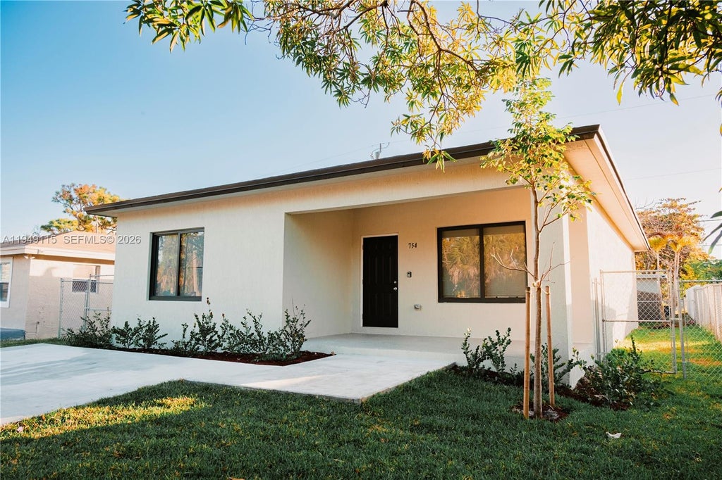 Photo of 820 NW 18th Ave, Pompano Beach, FL 33069 (MLS # A11949115)