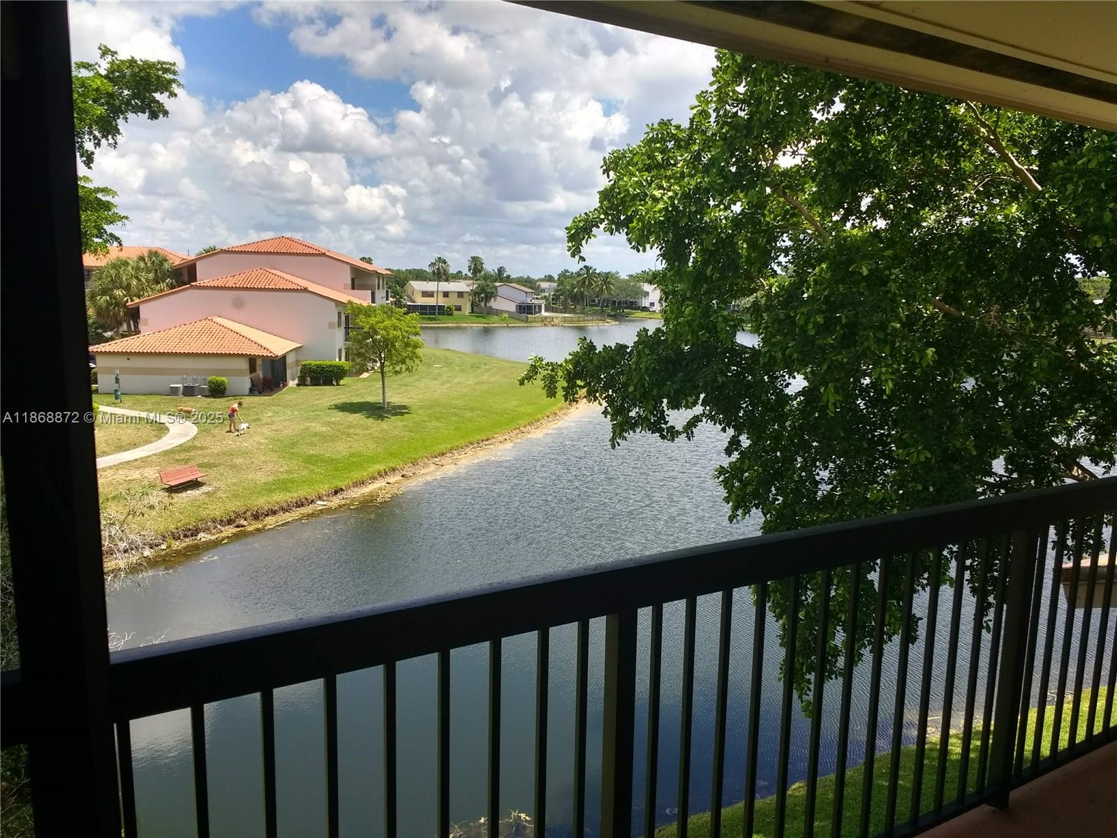 1BR/1BA with amazing view from the balcony. Top floor with vaulted ceilings. Washer/Dryer inside unit. Beautiful and quiet complex located in the heart of Sunrise!