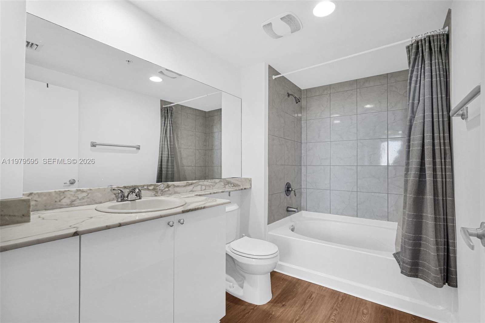 VENTURE AT AVENTURA WEST - Residential Lease