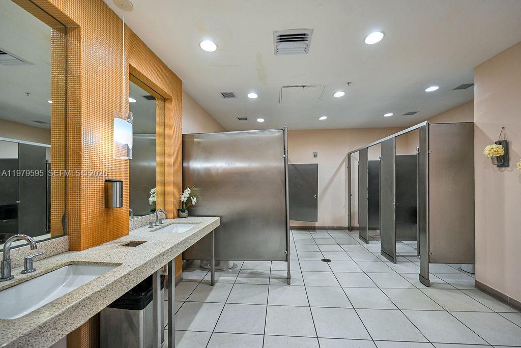 VENTURE AT AVENTURA WEST - Residential Lease