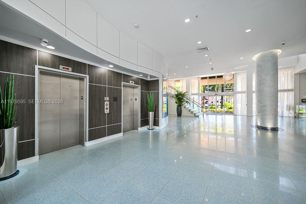 VENTURE AT AVENTURA WEST - Residential Lease