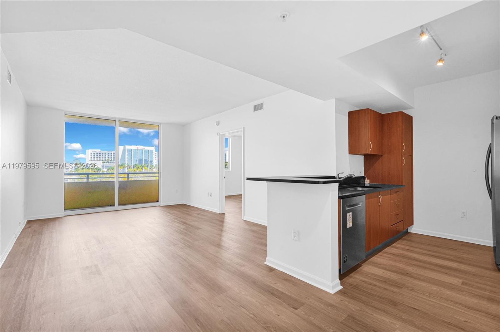 VENTURE AT AVENTURA WEST - Residential Lease