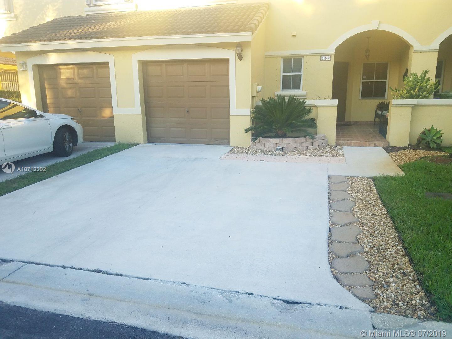 PEMBROKE SHORES - Residential