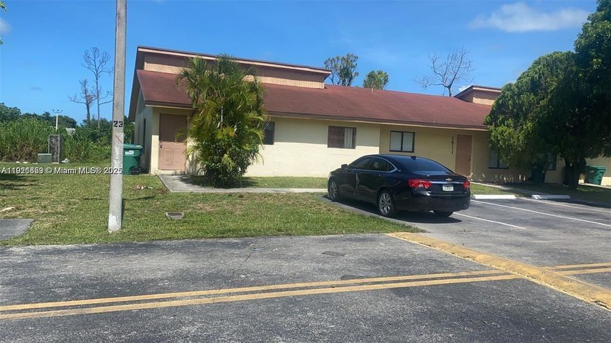 Fantastic investment opportunity or ideal for living, 3 bedrooms and 2 bathrooms, very low condo fee of $170, large backyard, spacious Bedroom and living room, excellent location. Contact the Realtor.