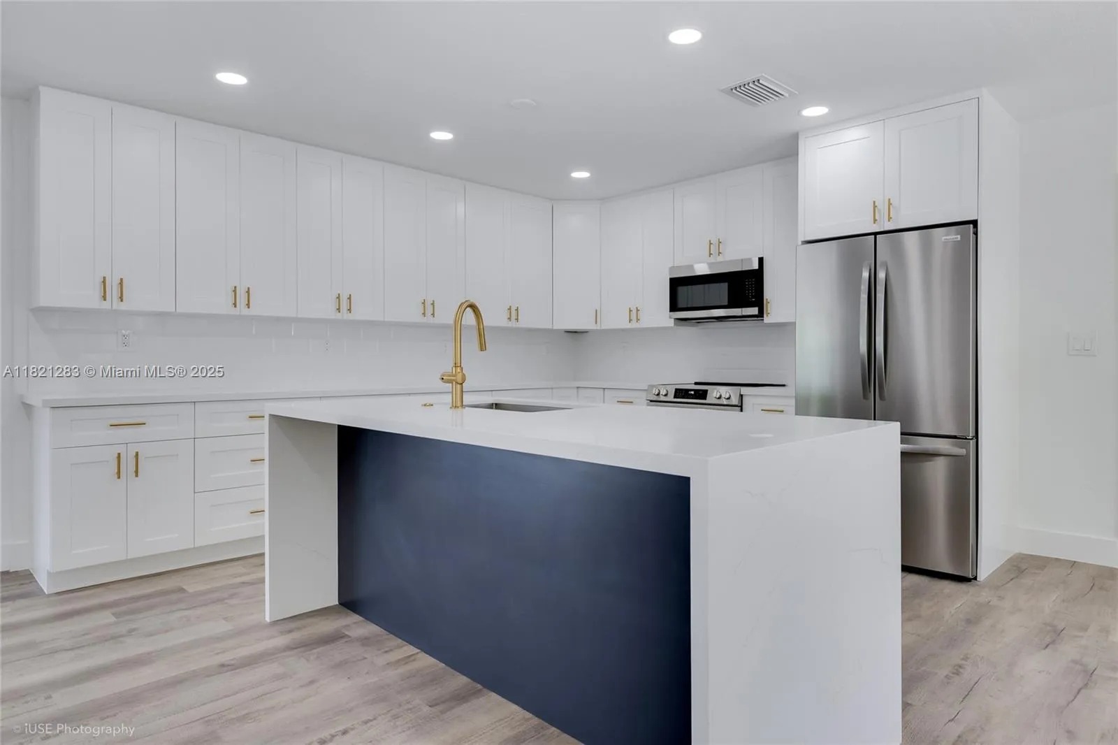 South Miami, Florida 33143, United States, 4 Bedrooms Bedrooms, ,3 BathroomsBathrooms,Residential,Active,151315