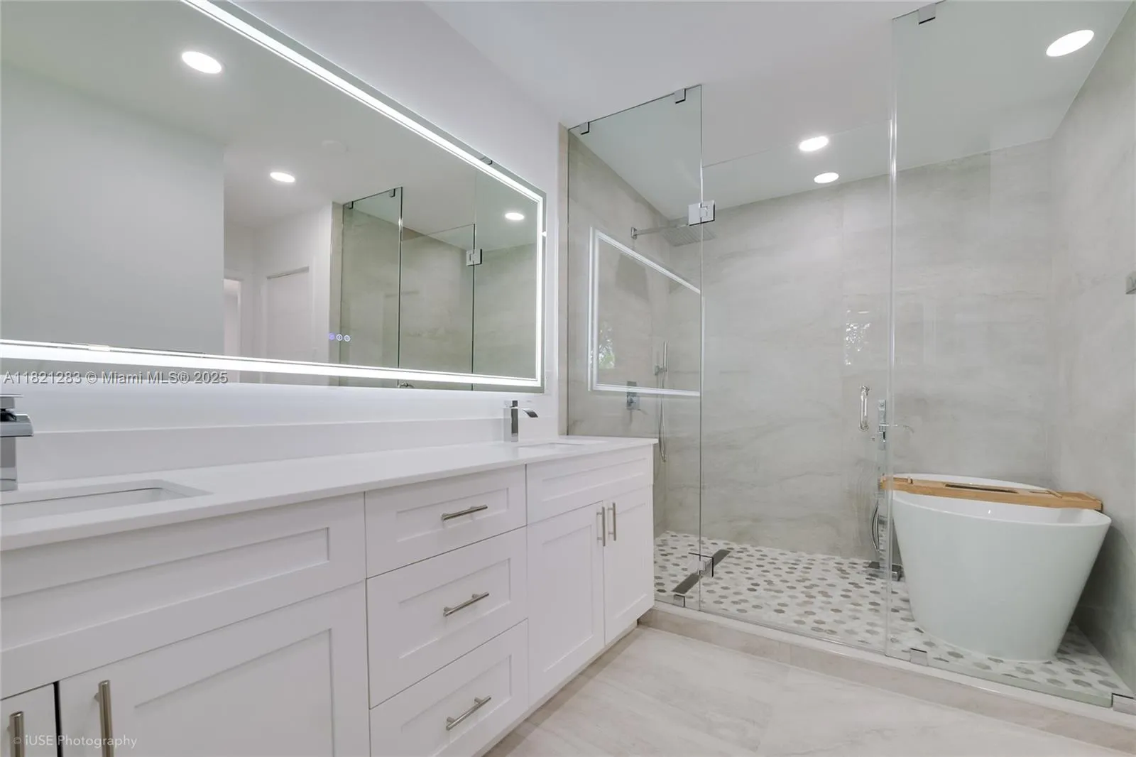 South Miami, Florida 33143, United States, 4 Bedrooms Bedrooms, ,3 BathroomsBathrooms,Residential,Active,151315