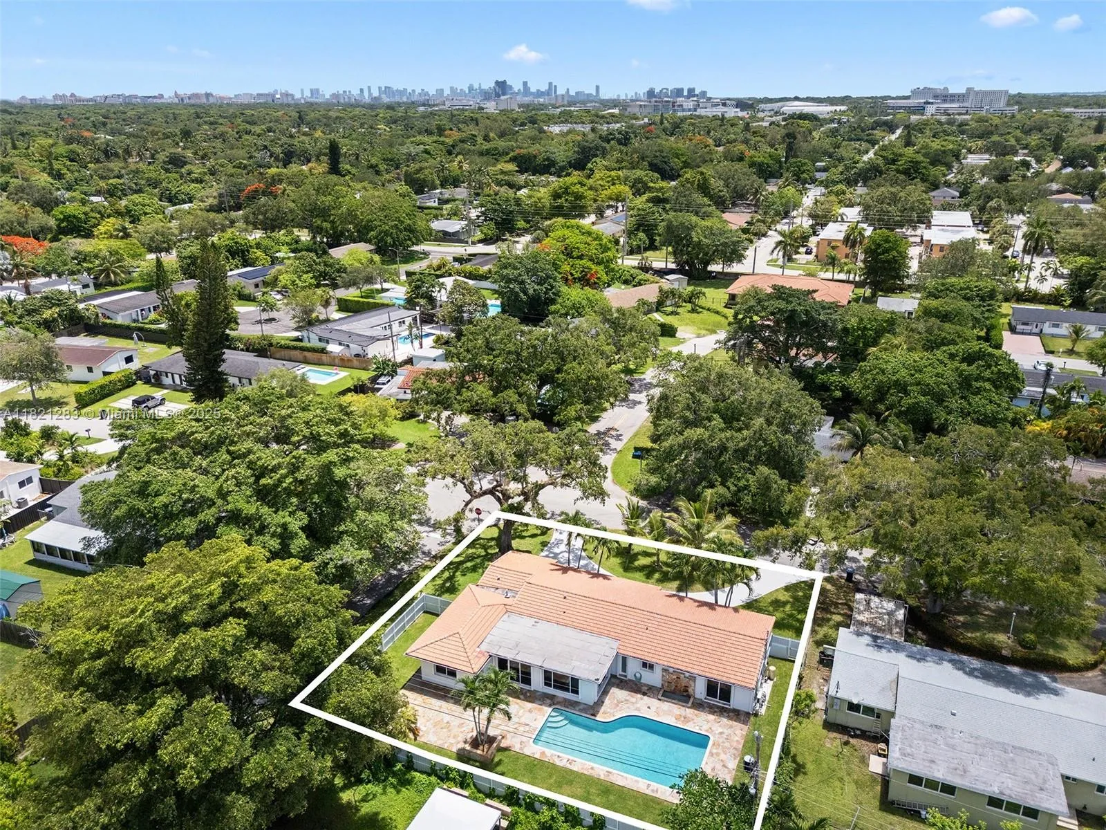 South Miami, Florida 33143, United States, 4 Bedrooms Bedrooms, ,3 BathroomsBathrooms,Residential,Active,151315