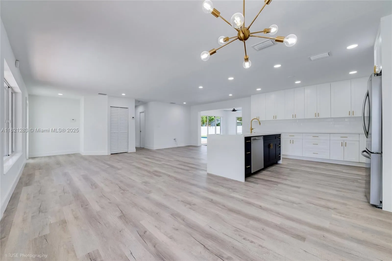 South Miami, Florida 33143, United States, 4 Bedrooms Bedrooms, ,3 BathroomsBathrooms,Residential,Active,151315