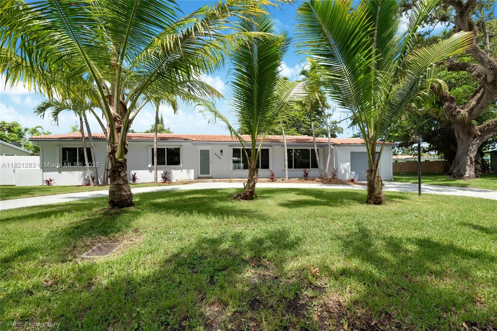South Miami, Florida 33143, United States, 4 Bedrooms Bedrooms, ,3 BathroomsBathrooms,Residential,Active,151315