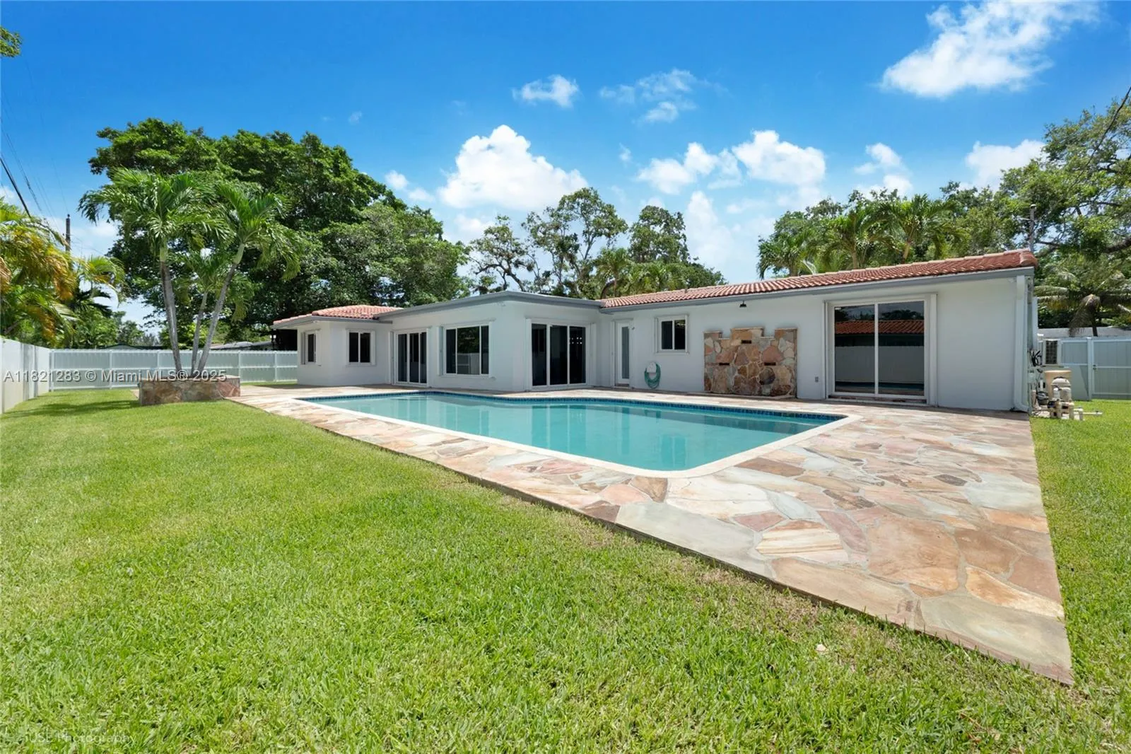 South Miami, Florida 33143, United States, 4 Bedrooms Bedrooms, ,3 BathroomsBathrooms,Residential,Active,151315