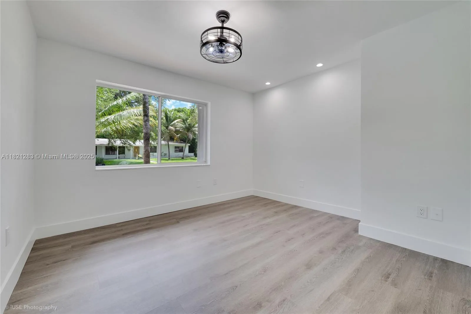 South Miami, Florida 33143, United States, 4 Bedrooms Bedrooms, ,3 BathroomsBathrooms,Residential,Active,151315