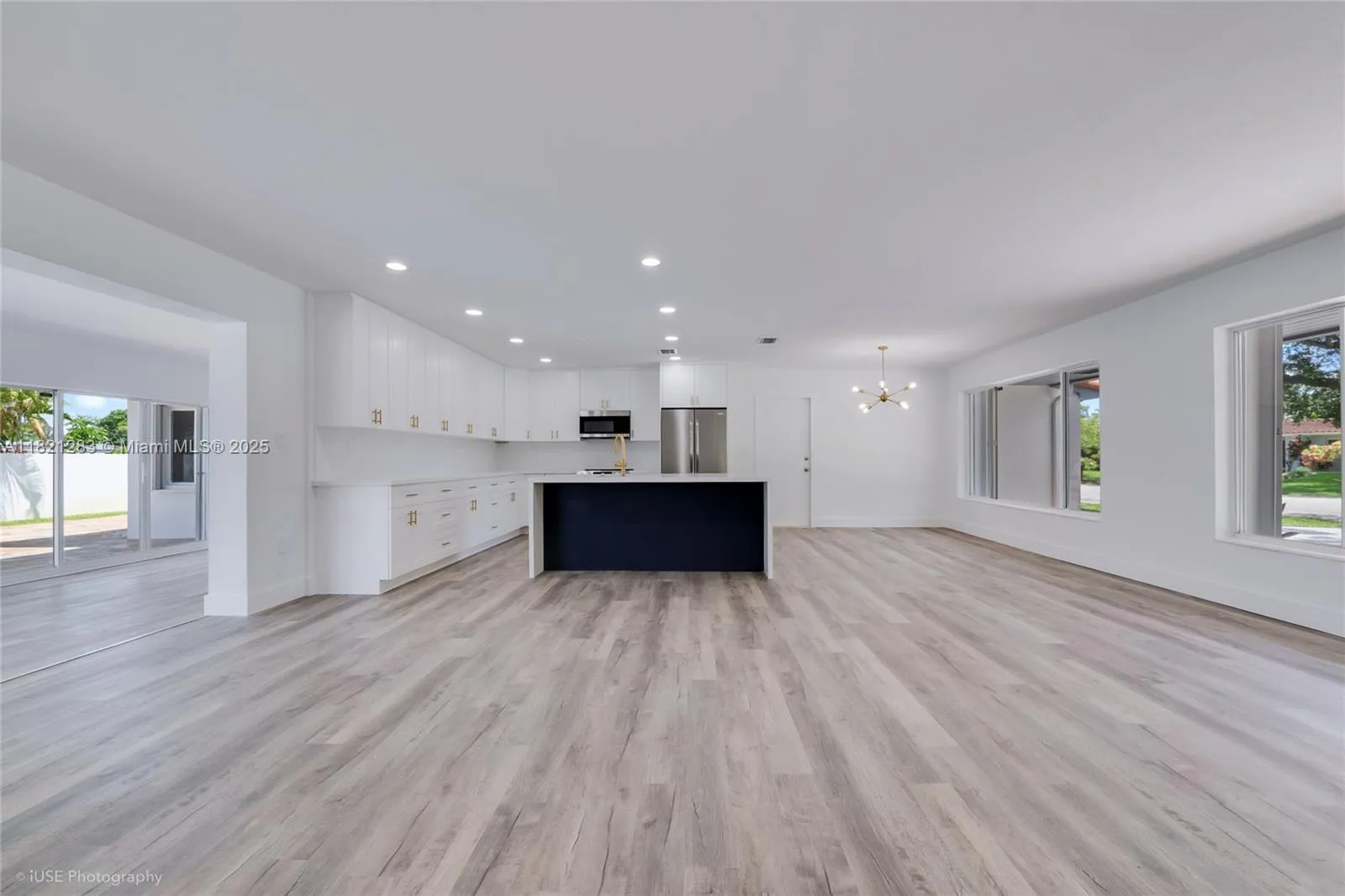 South Miami, Florida 33143, United States, 4 Bedrooms Bedrooms, ,3 BathroomsBathrooms,Residential,Active,151315