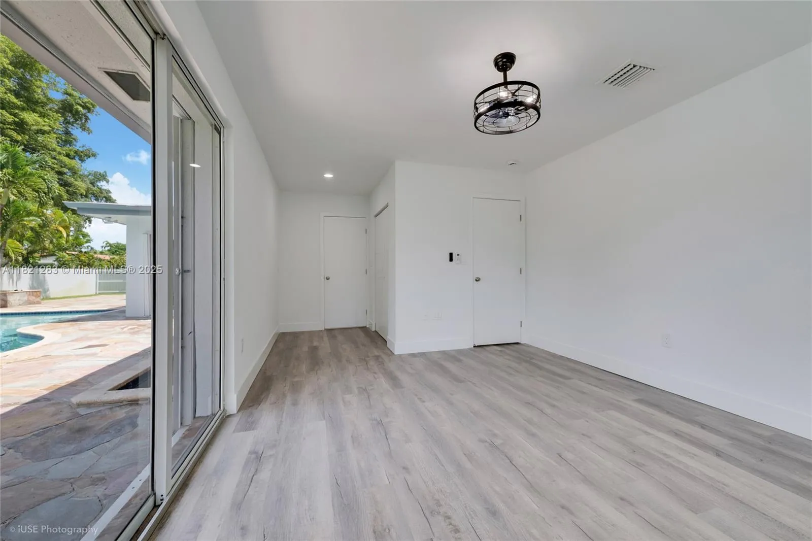 South Miami, Florida 33143, United States, 4 Bedrooms Bedrooms, ,3 BathroomsBathrooms,Residential,Active,151315