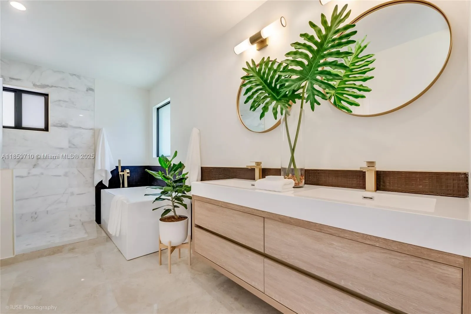 Miami, Florida 33186, United States, 3 Bedrooms Bedrooms, ,3 BathroomsBathrooms,Residential,Pending,193016