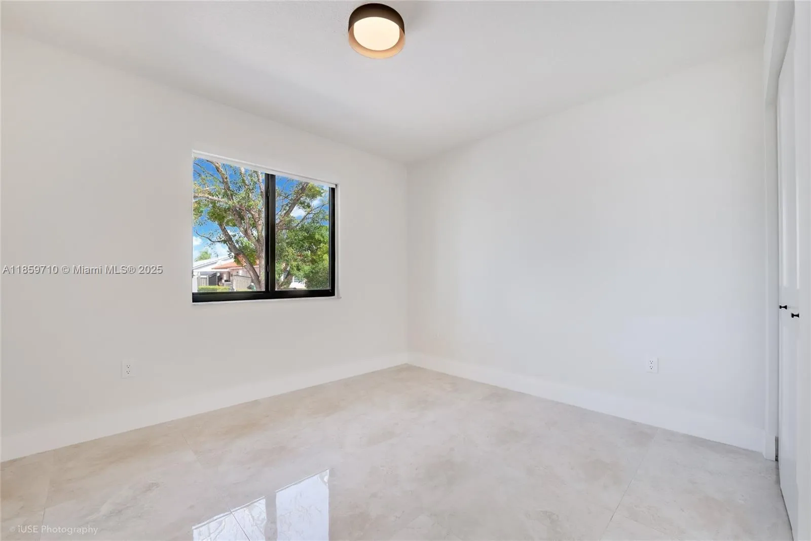 Miami, Florida 33186, United States, 3 Bedrooms Bedrooms, ,3 BathroomsBathrooms,Residential,Pending,193016