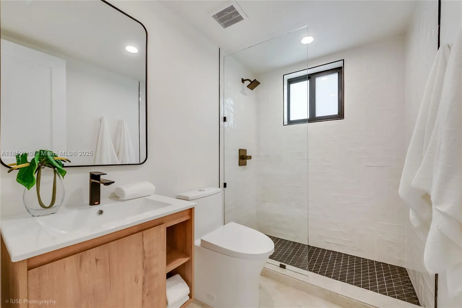 Miami, Florida 33186, United States, 3 Bedrooms Bedrooms, ,3 BathroomsBathrooms,Residential,Pending,193016