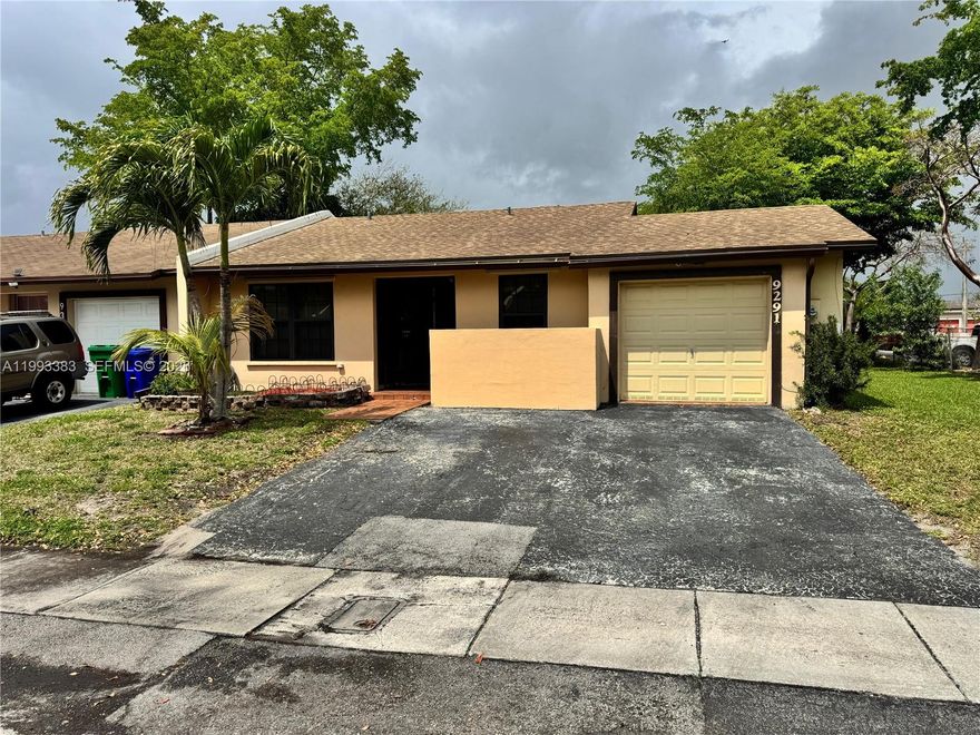 BEAUTIFUL & WELL-MAINTAINED 2 BEDROOMS 2 BATHROOMS VILLA AT THE MEADOWS OF MIRAMAR. VILLA FEATURES GENEROUS ROOM SIZES & LAMINATE FLOORING. ROOF REPLACED IN 2020. CAN BE RENTED IMMEDIATELY!