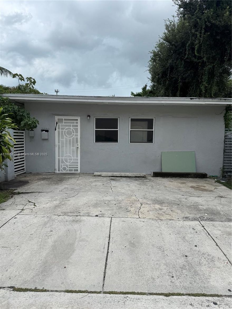 Don’t miss this opportunity! Enjoy this charming 2-bedroom, 2-bathroom duplex in excellent condition, featuring an additional room perfect for guests, a home office, or extra storage. Spacious and well-maintained
Extra versatile room (office, guest room, or study) Convenient access to I-95 and just minutes from Wynwood and major shopping centers Located in vibrant Little Haiti, surrounded by local shops, restaurants, and art galleries Close to schools like Edison Park K-8 Center and Miami Edison Senior High School. Near public transportation and everyday conveniences.