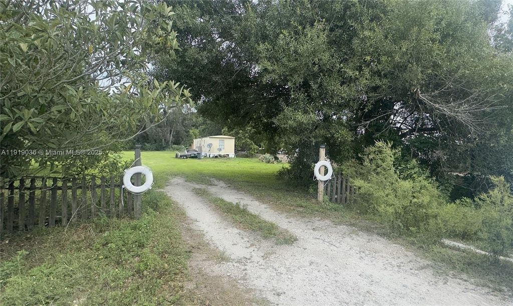 Photo of 2834 W US Hwy 27, Clewiston, FL 33440 (MLS # A11919036)