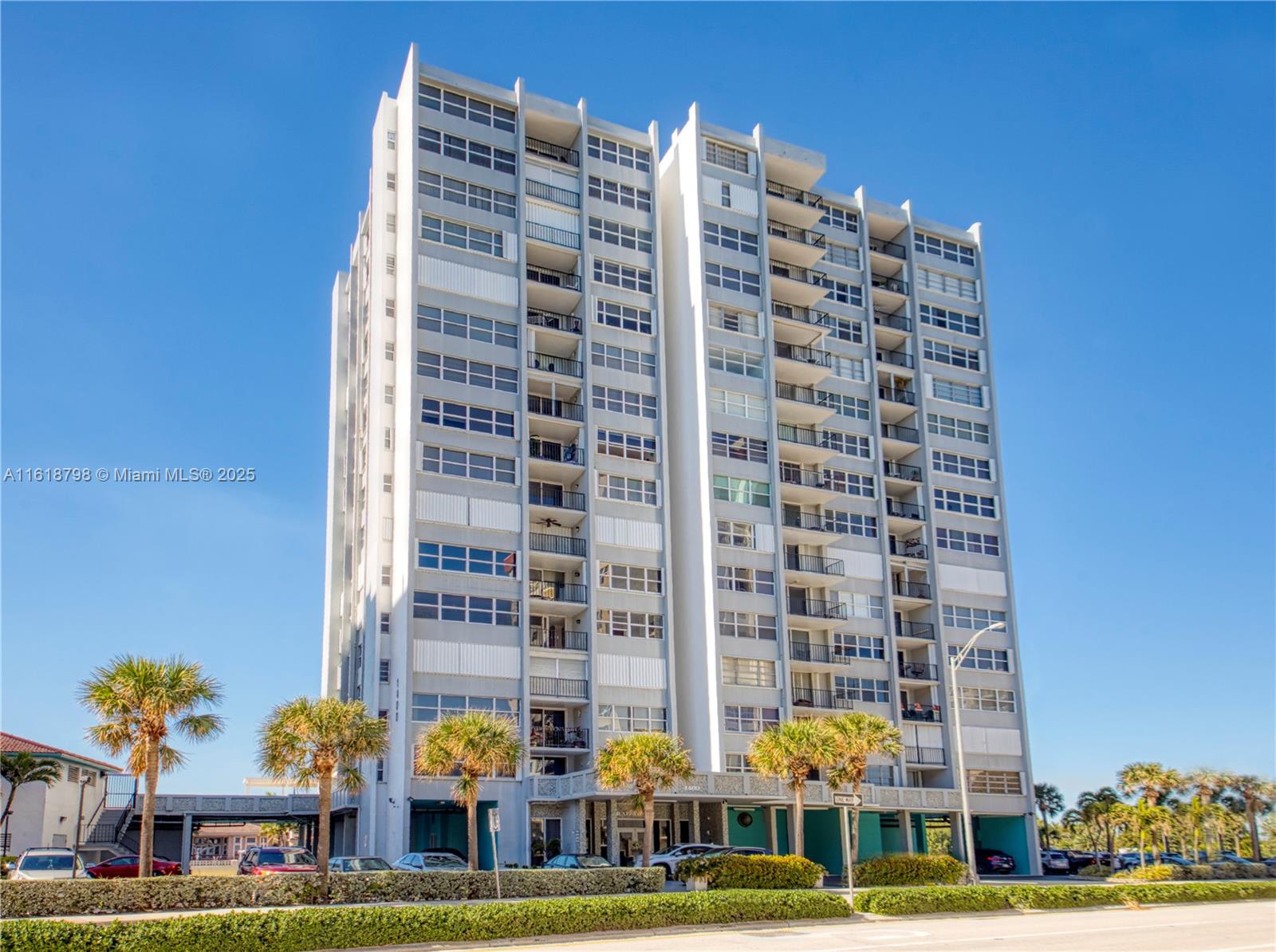 TRAFALGAR TOWERS CONDOMIN - Residential