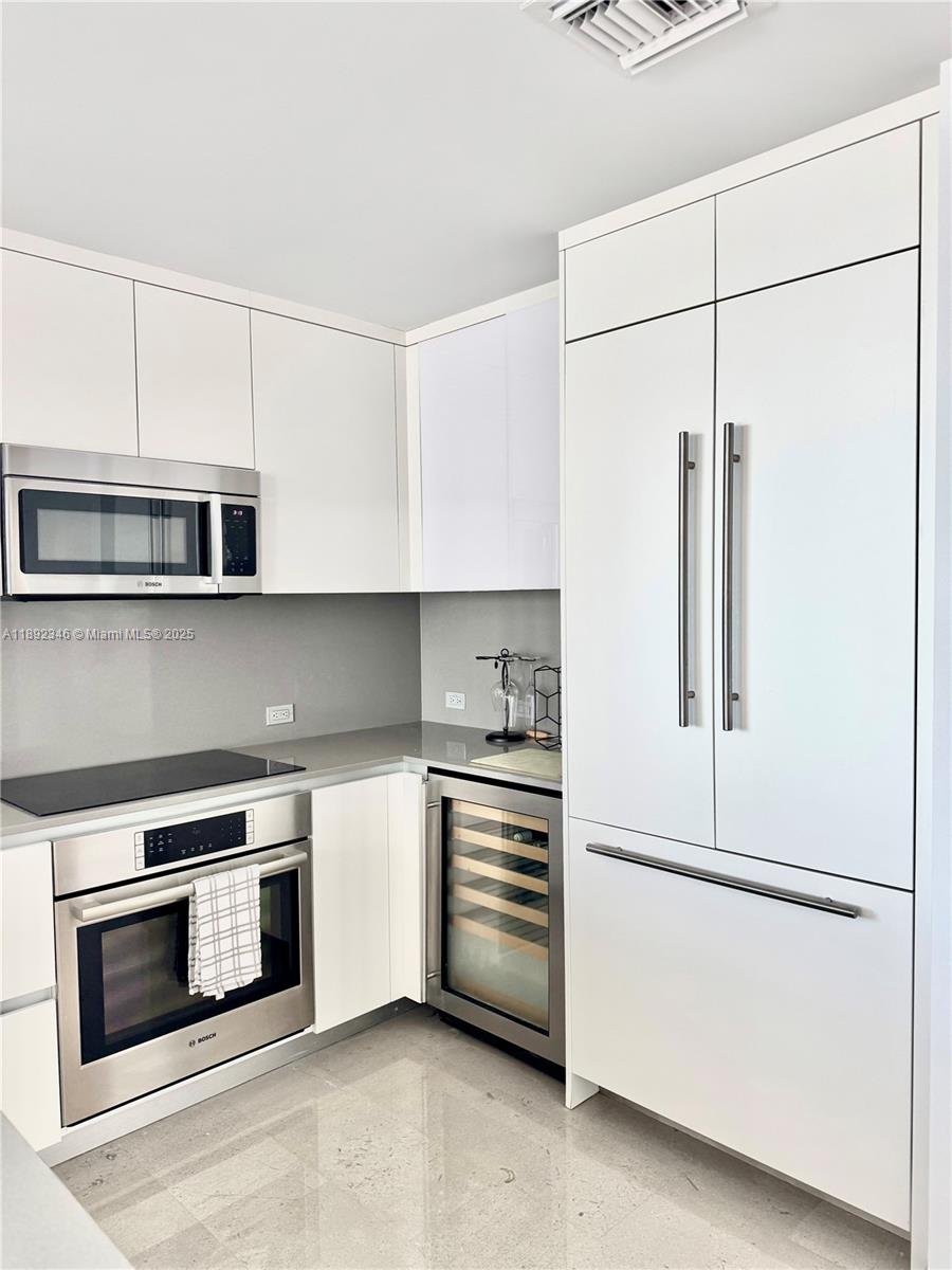 REACH CONDO - Residential Lease